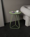 Open wire metal side table with minimalist modern design for living room or bedroom طاولة جانبية سلكية بتصميم معدني بسيط وعصري لغرفة المعيشة أو النوم