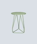Open wire metal side table with minimalist modern design for living room or bedroom طاولة جانبية سلكية بتصميم معدني بسيط وعصري لغرفة المعيشة أو النوم