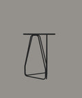 Open wire metal side table with minimalist modern design for living room or bedroom طاولة جانبية سلكية بتصميم معدني بسيط وعصري لغرفة المعيشة أو النوم